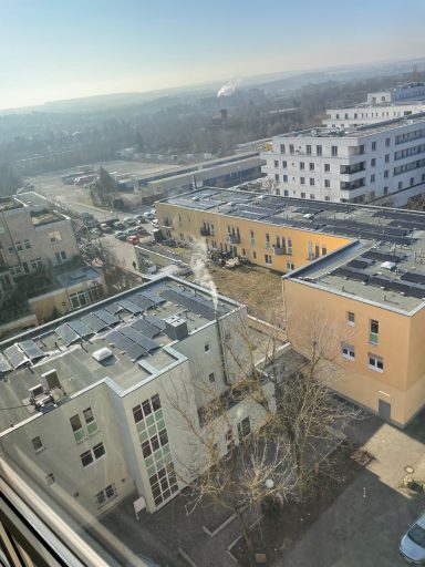 Flachdach mit PV-Anlage