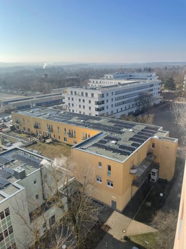 Flachdach mit PV-Anlage